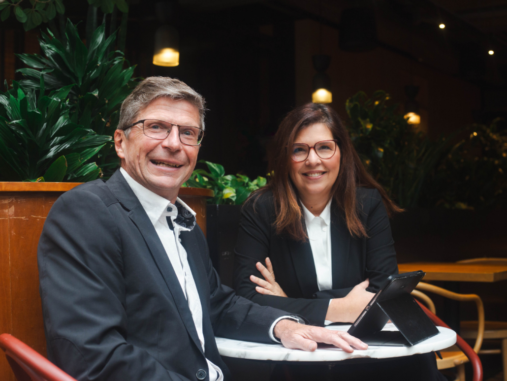 Josée Lapointe et Michel Handfield de Synergia PME discutent de la préparation d’un transfert d’entreprise.